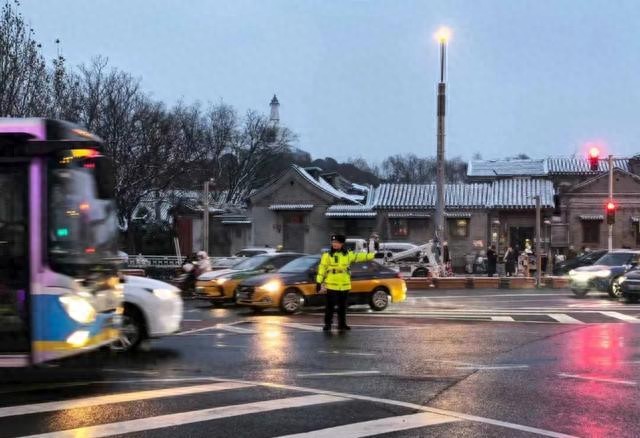 詳細(xì)閱讀:北京早晚高峰警力部署升級(jí),嚴(yán)查七類交通違法保暢通 北京早晚高峰警力部署升級(jí),嚴(yán)查七類交通違法保暢通