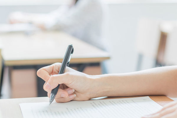 大學(xué)一年學(xué)費(fèi)收費(fèi)標(biāo)準(zhǔn)是多少？專科和本科哪個(gè)學(xué)費(fèi)貴？