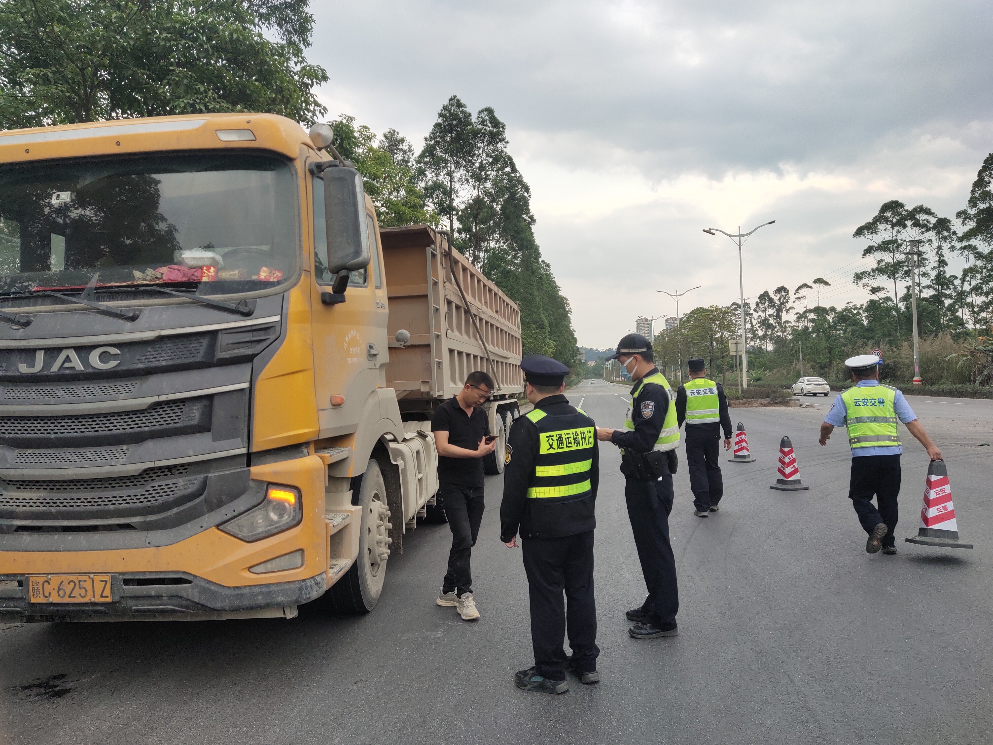 云安區運管交警聯手，多舉措開展客貨運企業違章安全教育